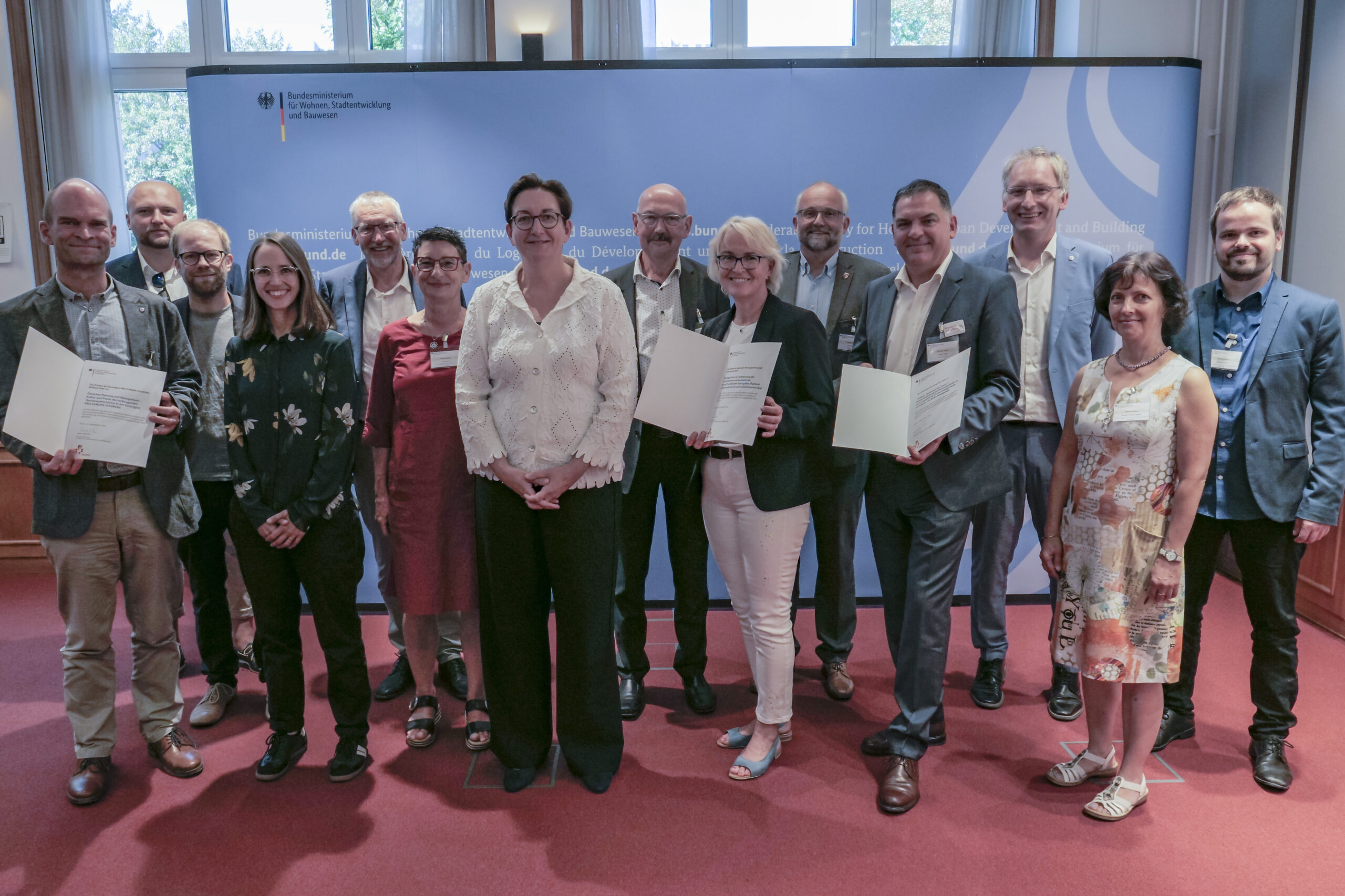 Übergabe Förderbescheide Wasser-MORO am 02.09.2024 in Berlin, Gruppenfoto mit Bundesministerin Geywitz, (c) BMWSB (Fotograf: Matthias Lindner)