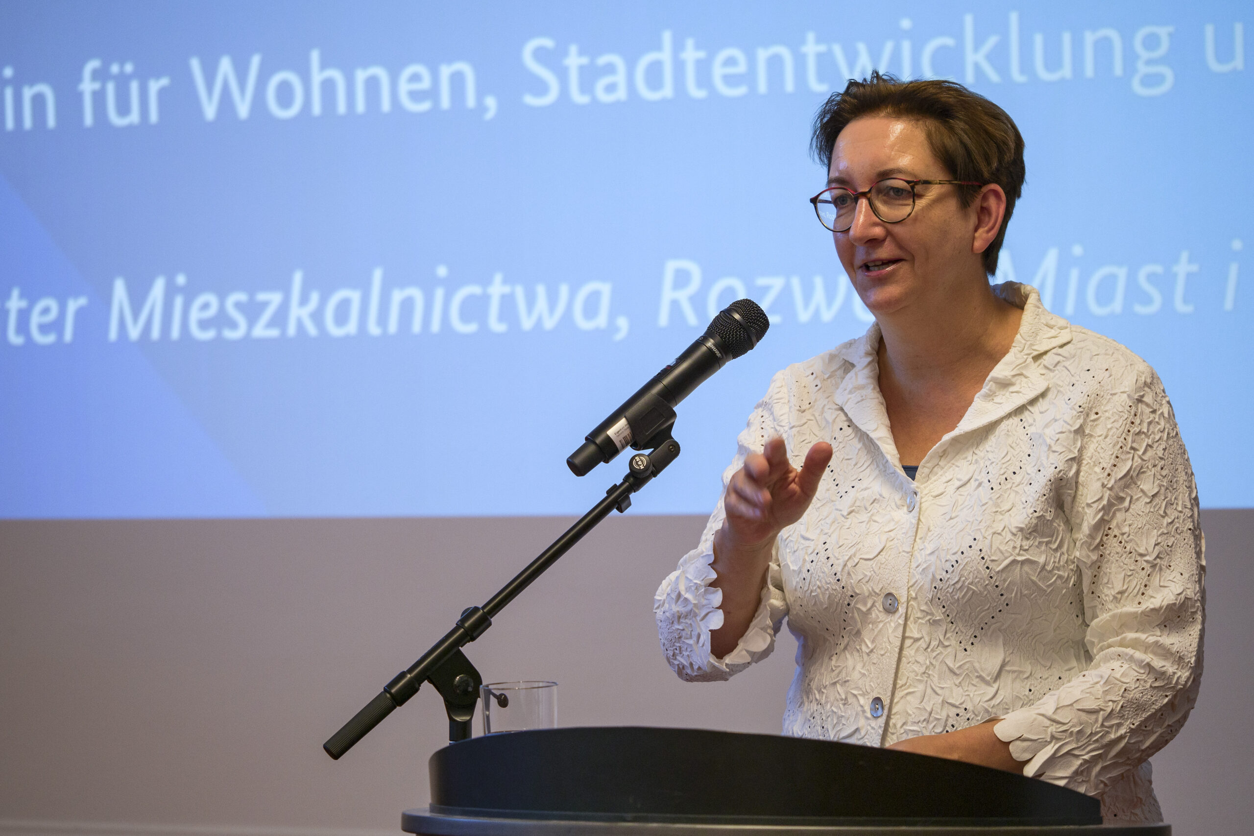 Bundesministerin Klara Geywitz bei ihrer Ansprache anlässlich der Übergabe der MORO-Förderbescheide, © BMWSB, Foto: Matthias Lindner