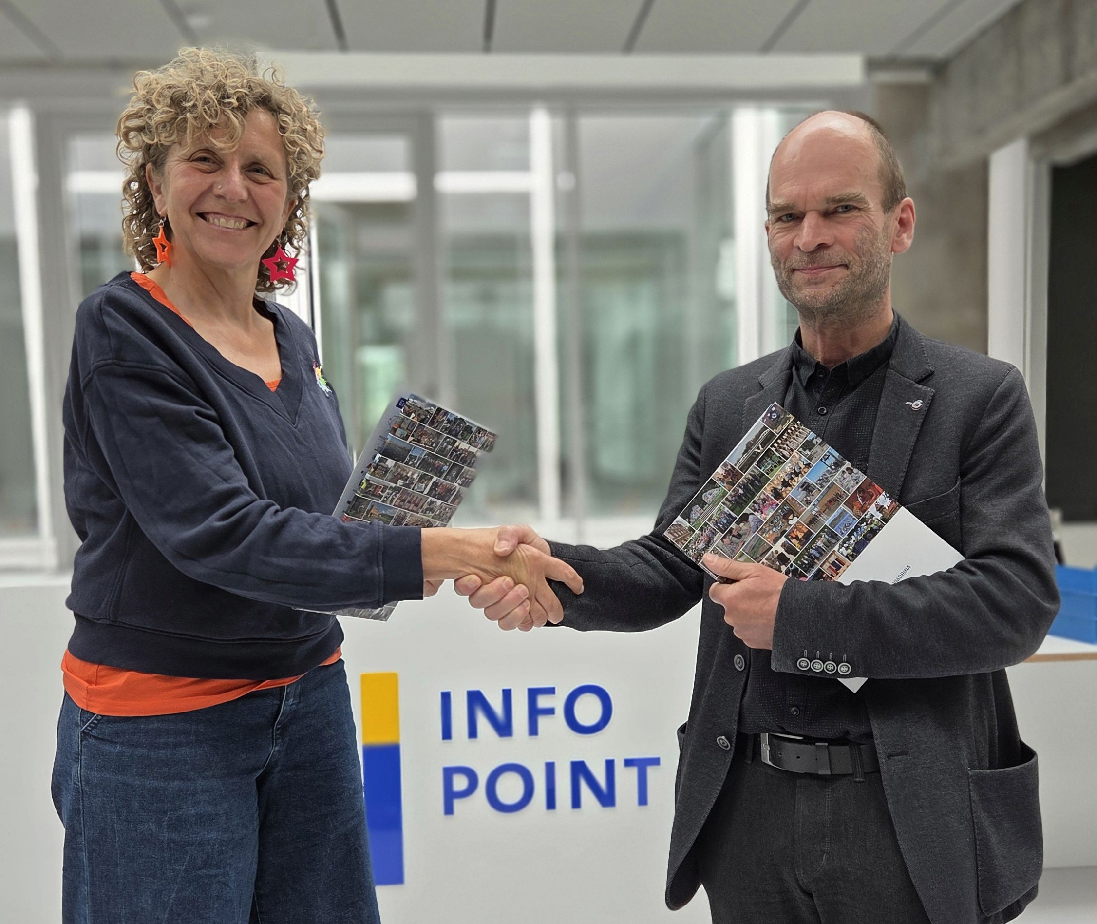 Unterzeichnung Kooperationsvereinbarun durch Janine Nuyken (Europa-Universität Viadrina) und Toralf Schiwietz (Euroregion PRO EUROPA VIADRINA - Mittlere Oder e. V.)